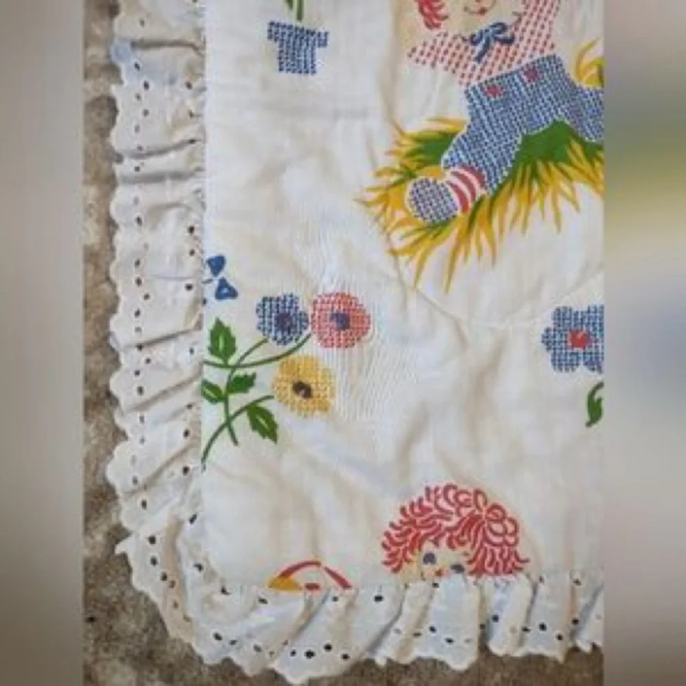 White Floral & Raggedy Doll Print Quilt - Baby Bedding